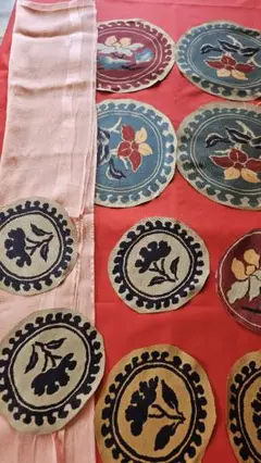 ピンク色の絹の帯揚げと帯の模様を切り取りました、何かしら作品に仕上げてくださる方