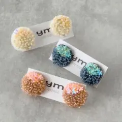 くすみ色の3色展開。ビーズとスパンコールのお花ピアス（ハンドメイド）