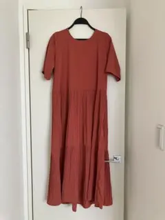 テラコッタ色 プリーツ 半袖ロングワンピース