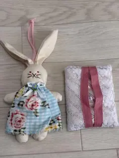 ウサギのぬいぐるみと花柄ティシュケースセット