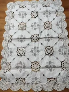 刺繍入り、レース テーブルランナー