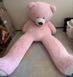 大きなピンクのクマ型ぬいぐるみ