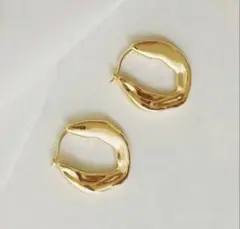 【期間限定】 ゴールド フープ ピアス アシンメトリー 両耳 金 おしゃれ 人気