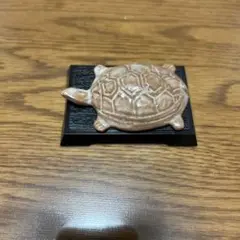 亀の形 陶器製　置き物　黒台座付き