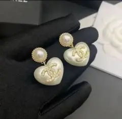 A107 CHANEL ヴィンテージ チャーム パール ハート型ピアス