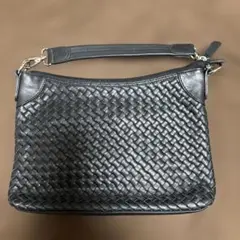 黒のレザー編み込みバッグ