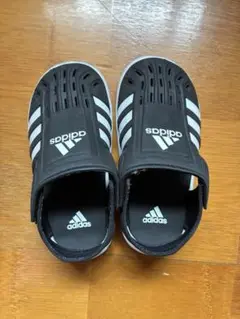 adidas キッズ ブラック サンダル　18センチ