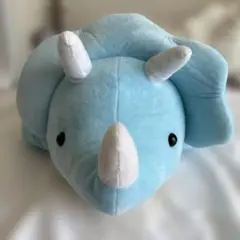 水色の恐竜ぬいぐるみ