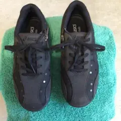 アシックススニーカー