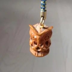 フクロウの木製チャーム 青いストラップ付き