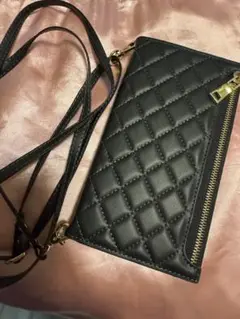 黒いキルティングスマホショルダーストラップ付き