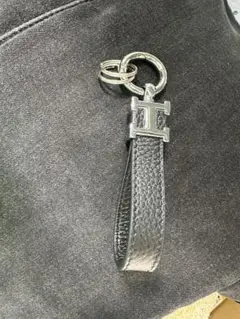 Hロゴ付き黒レザーキーホルダー