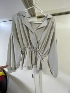 グレージュ　抜襟　ウエストマーク　シャツ