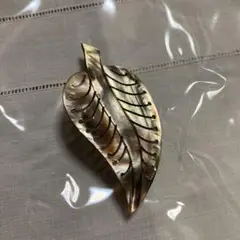 リーフブローチ