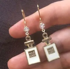 特別価格‼️白香水瓶ピアス インスタ 人気 夏 トレンド