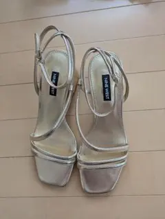 【再値下げ】NINE WEST ゴールド ストラップサンダル 中ヒール（7M）