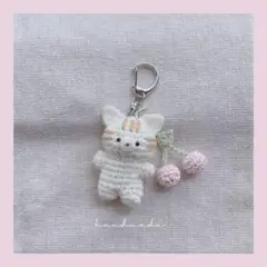 あみぐるみ　ねことさくらんぼ　キーホルダー