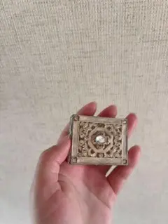 キラキラストーンラメ入りの金属製小物入れ重め