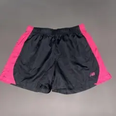 New Balance ブラック/ピンク ショートパンツ