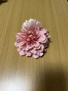 ピンクと白の花のヘアアクセサリー