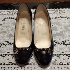 シャネルのエナメルパンプス