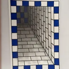 立体的な青と白のトンネルアート