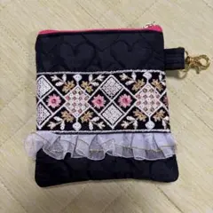 インド刺繍リボン付きハート模様のマルチケース　カラビナ付き
