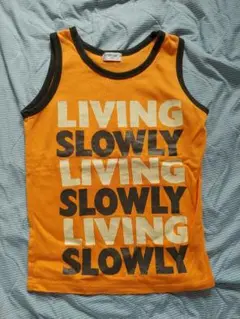 オレンジ色 LIVING SLOWLY タンクトップ