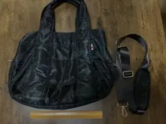 黒いマザーズバック　取り外し可能なストラップ付き