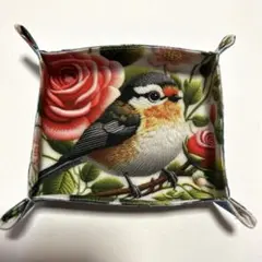 ハンドメイド　ファブリックトレイ　鳥刺繍柄