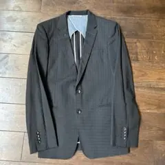 ストライプデザインの黒いスーツジャケット