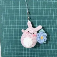 花を持っている　ウサギ　あみぐるみ　ハンドメイド　キーホルダー　チャーム