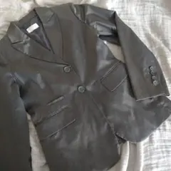 光沢があるグレーのジャケット