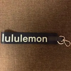 Lululemon never lost keychain ネイビー