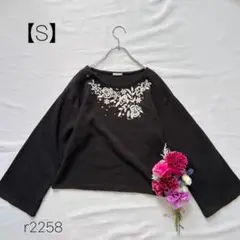 ジーユー 花柄刺繍プルオーバー ビジュー フレアスリーブ ブラック 【S】