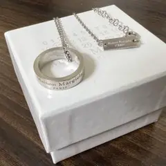 メゾンマルジェラ Maison Margiela ロゴリングネックレス シルバー