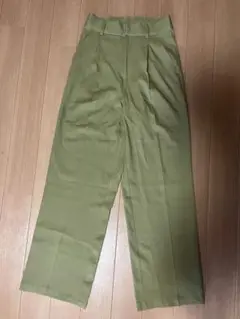 オリーブグリーン プリーツ入り スラックス