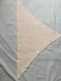 白色の三角形ストール