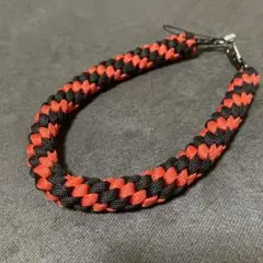 赤と黒のナイロンストラップ