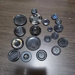 黒いプラスチックボタンセット