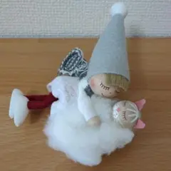 ノルディカニッセ、ネコを抱いて眠る男の子