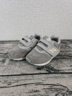 New Balance グレー ベルクロ スニーカー