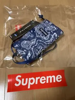 Supreme Puffer Neck Pouch バンダナ柄