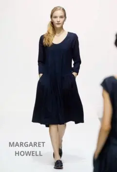美品 MARGARET HOWELL プリーツワンピース コレクション 濃紺 Ⅱ