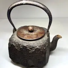古鉄 持ち手 唐草 銀象嵌 瓶 注器 鉄瓶 銀摘 金縁朱塗蓋(K-XA812) 古鉄 持ち手 唐草 銀象嵌 瓶 注器 鉄瓶 銀摘 金縁朱塗蓋(K-XA812