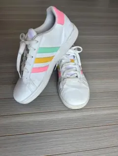 adidas スニーカー　23.0cm