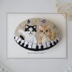 No.644　猫たちの連弾　刺繍ブローチ