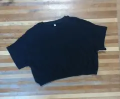 黒のクロップド Tシャツ