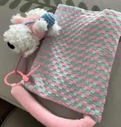 ペット用チェック柄ブランケットとぬいぐるみ