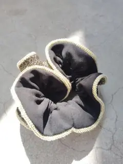 黒と金の光沢シュシュ